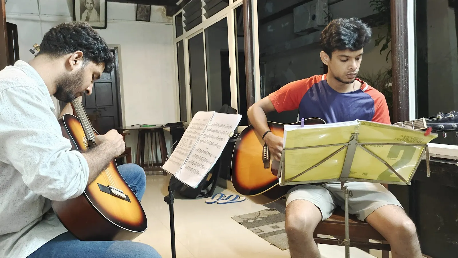 Six strings guitara academy photo 1