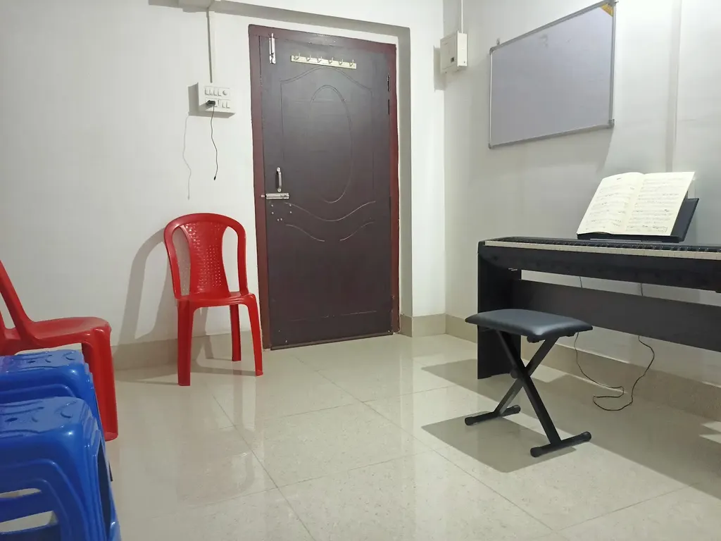 Bright keys piano class — Music in Kahilipara