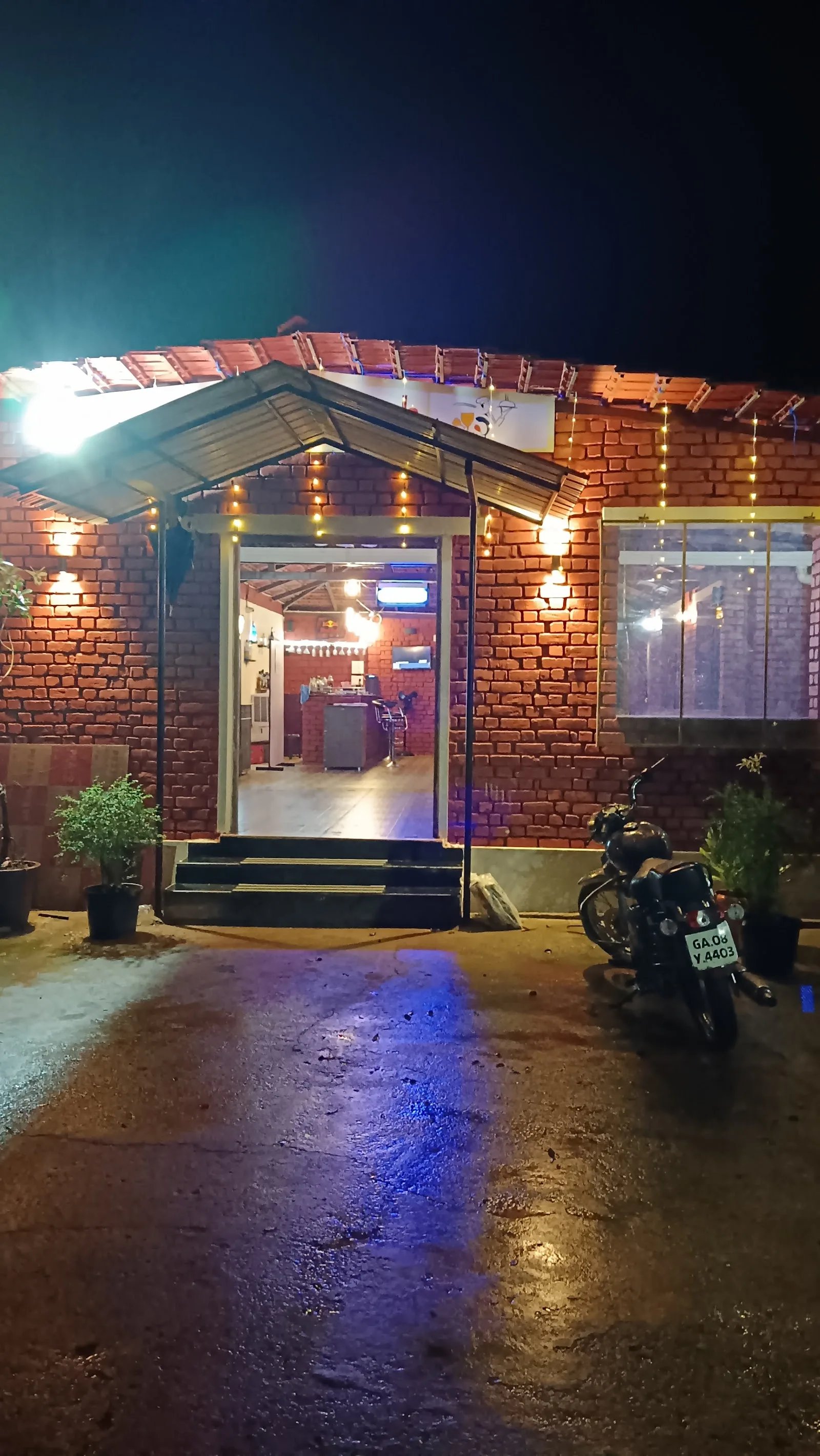 Leo's Aqua Splash family restaurant and Bar with swimming pool party. — Swimming in Mercurim, Goa