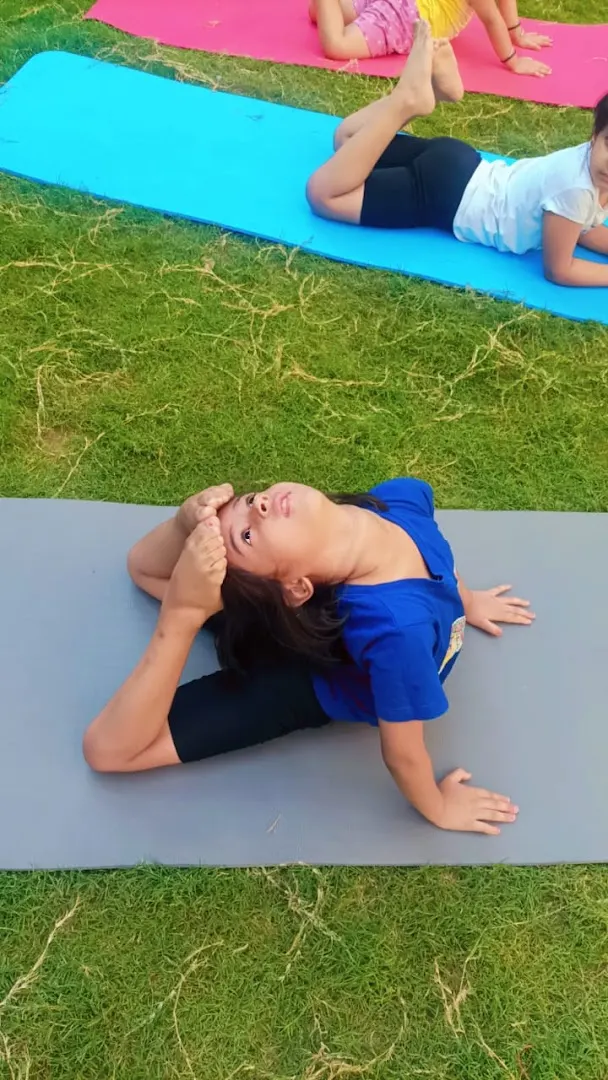 Yog Parichaye — Yoga in Crossings Republik