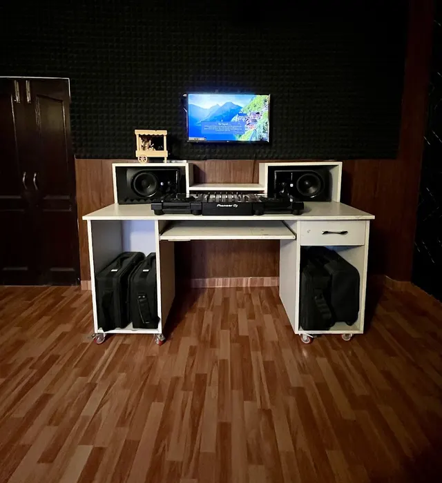 Vinyl Turns Music Academy — Music in Jahangirpuri