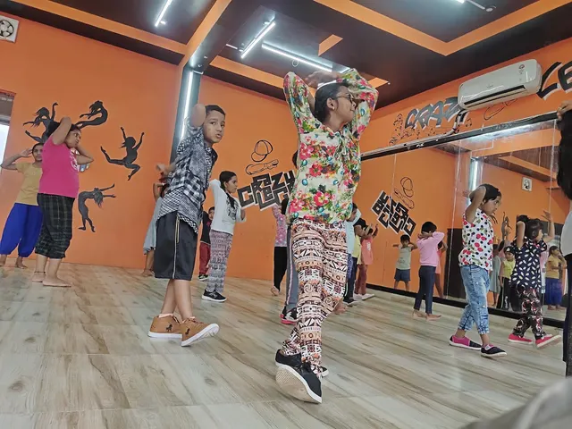 Crazy legs school of dance — Dance in Bagalagunte