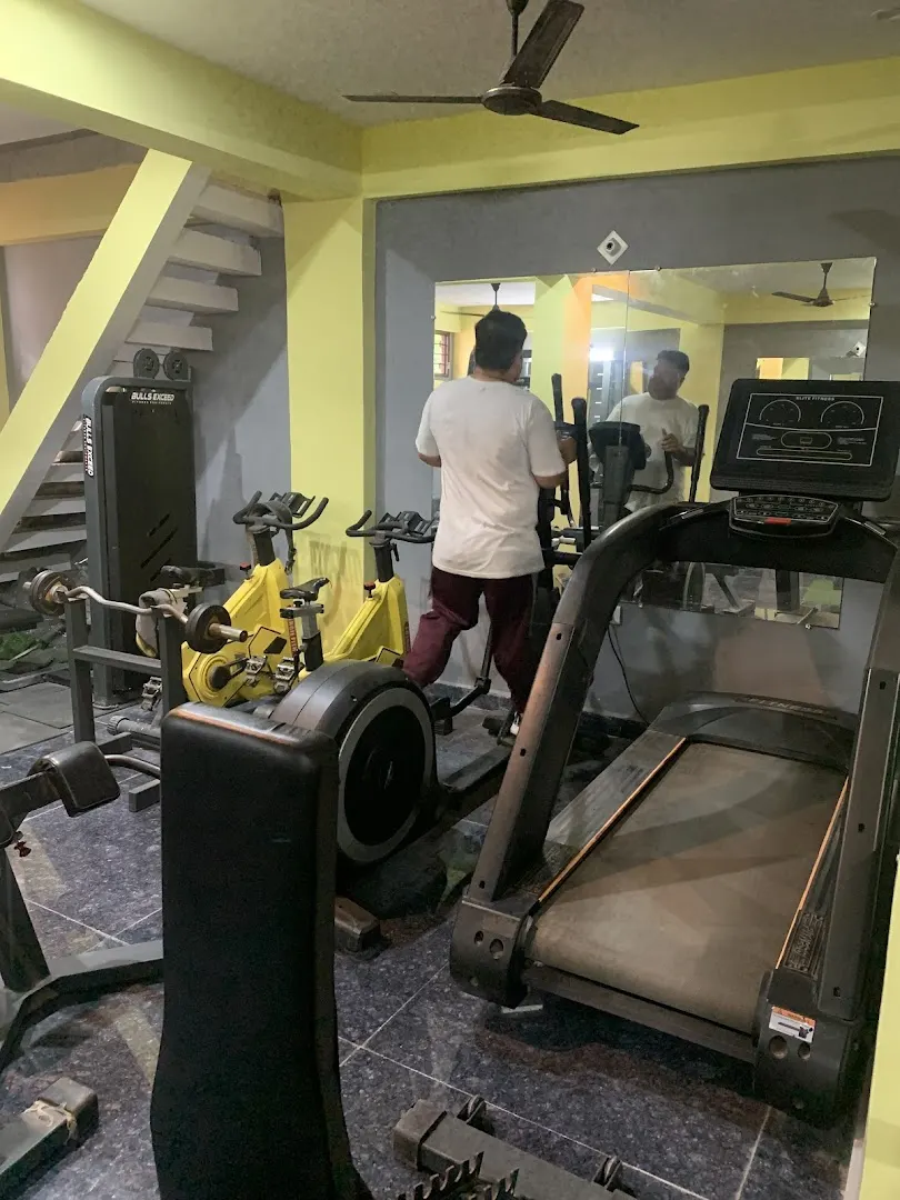 Pumping iron health club unisex — Kakrola