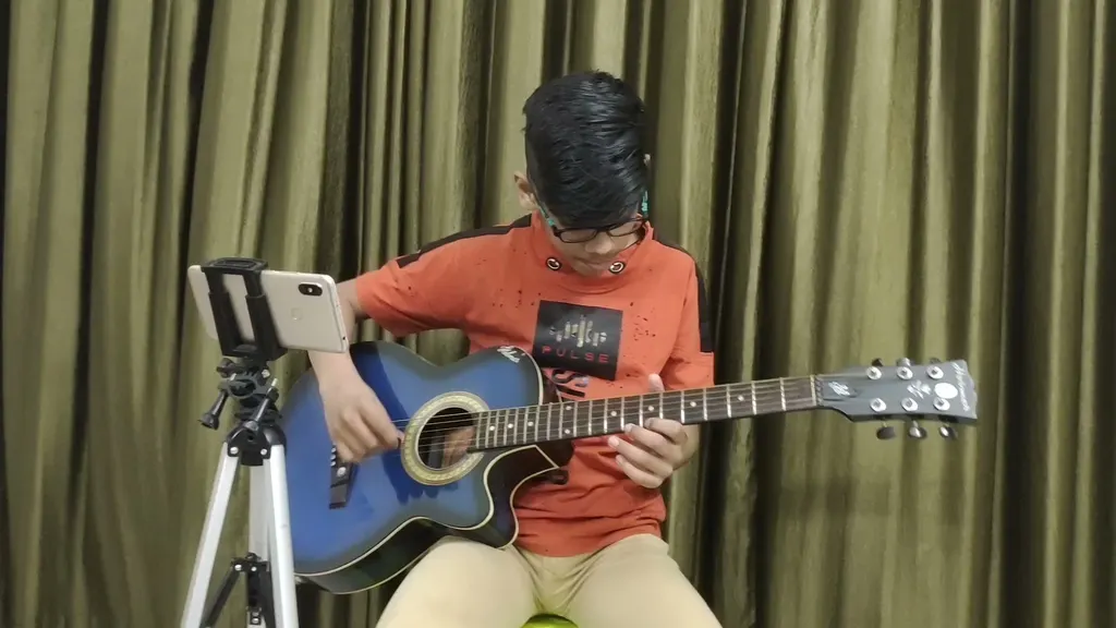 The MoMa guitar classes — Music in Thane West