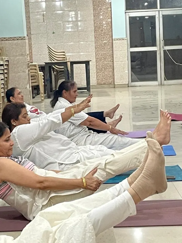 Radha Yogshala — Yoga in Kakrola