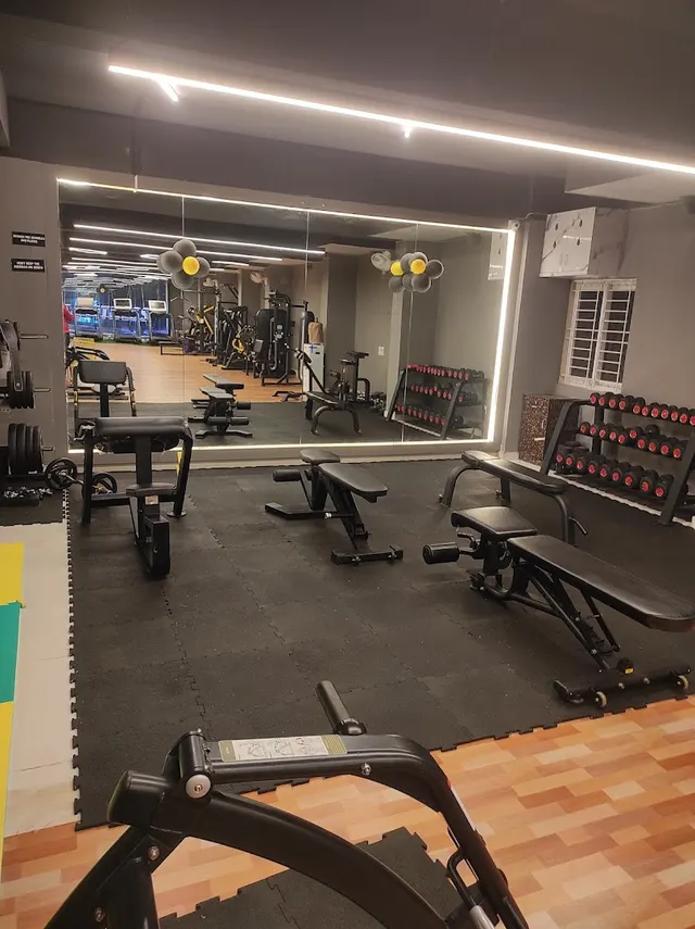 R Royal Fitness