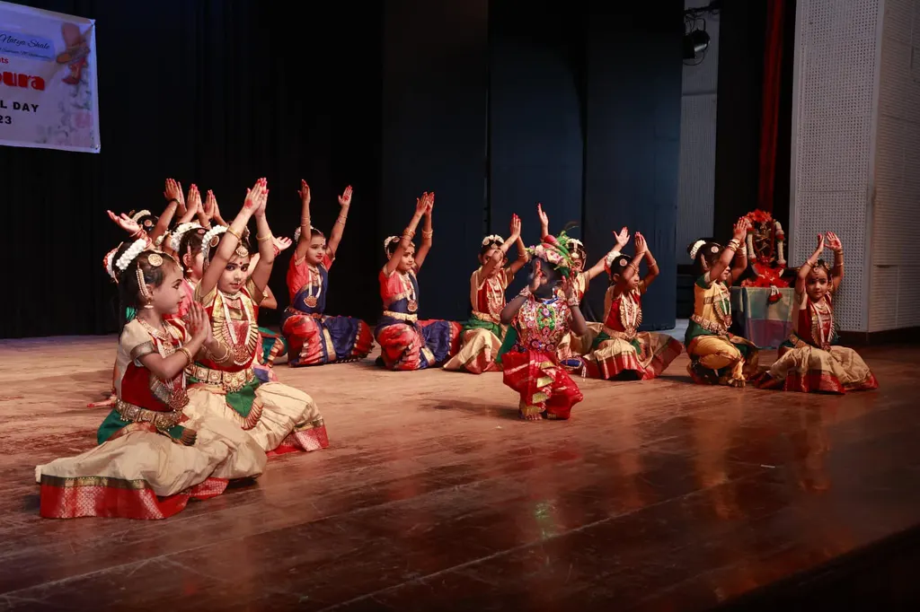 Lalitha Kalanatya Shale — Dance in Nagarbhavi