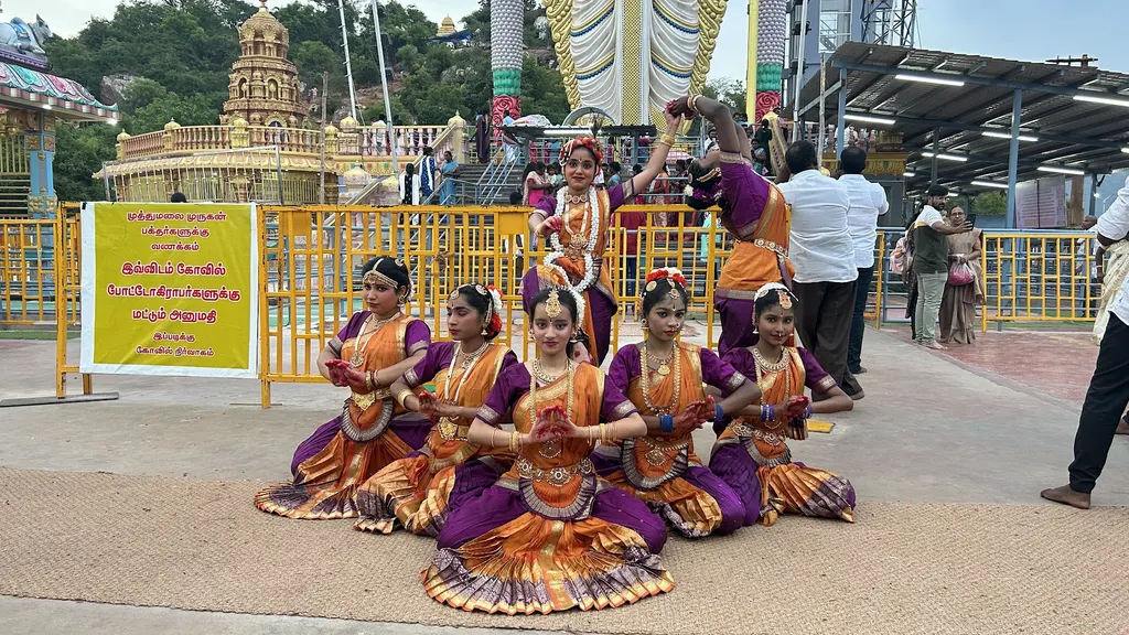 Lokeshwara Natyashala Lalithakala trust Bharatanatyam dance class — Dance in Vibhutipura