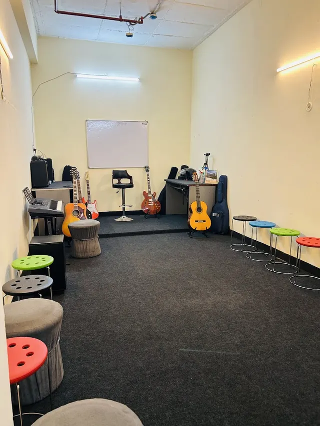 Acoustic Guitar Classes — Music in Crossings Republik