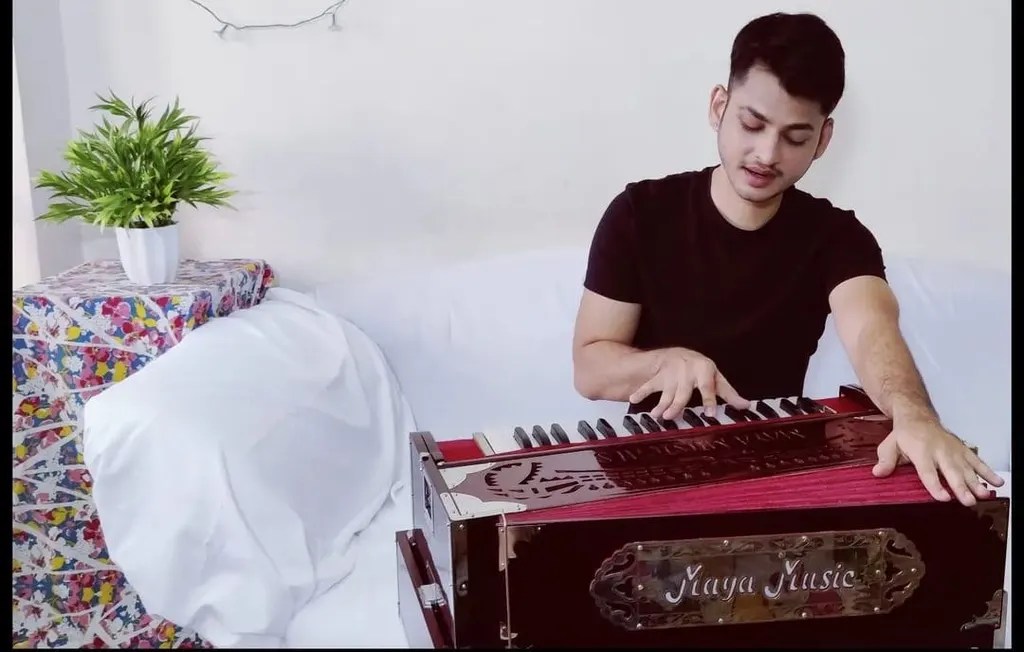 Singing Classes, Indian Classical & Bollywood Singing Classes — Music in Malad West