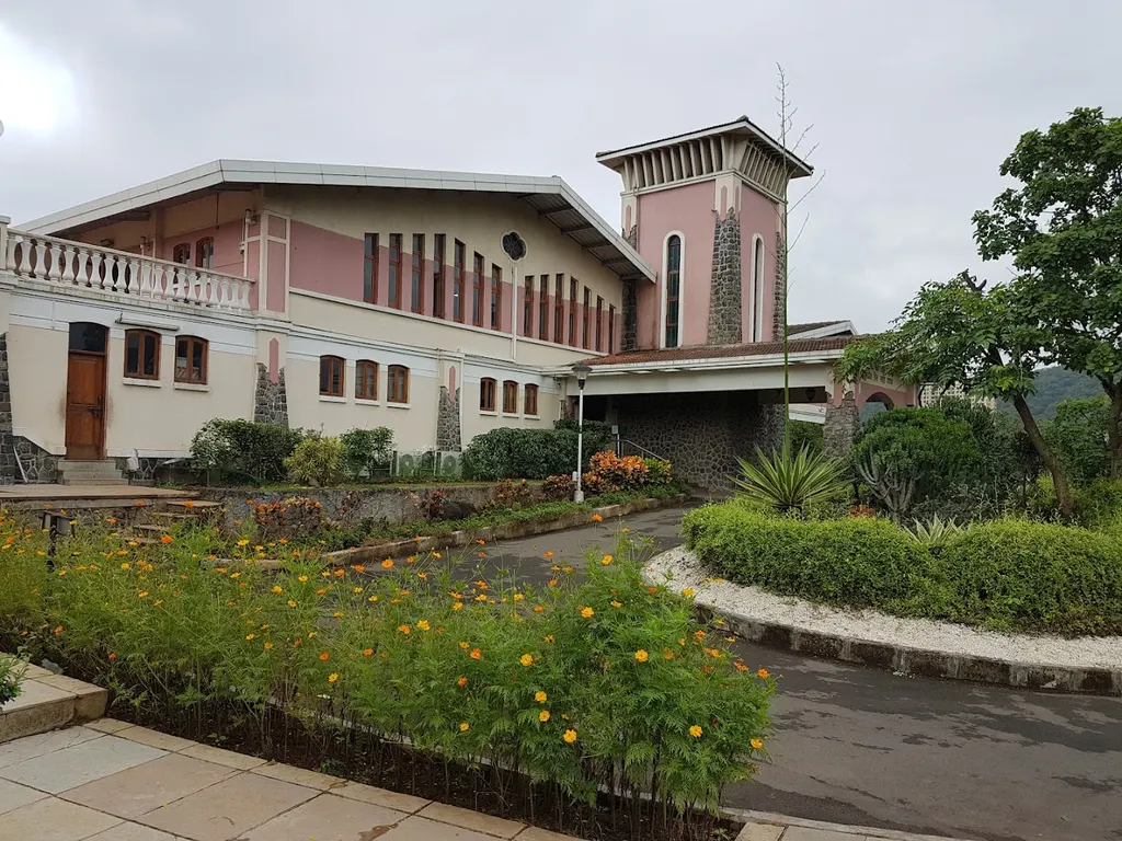 Godrej Hill Side Club — Swimming in Vikhroli West