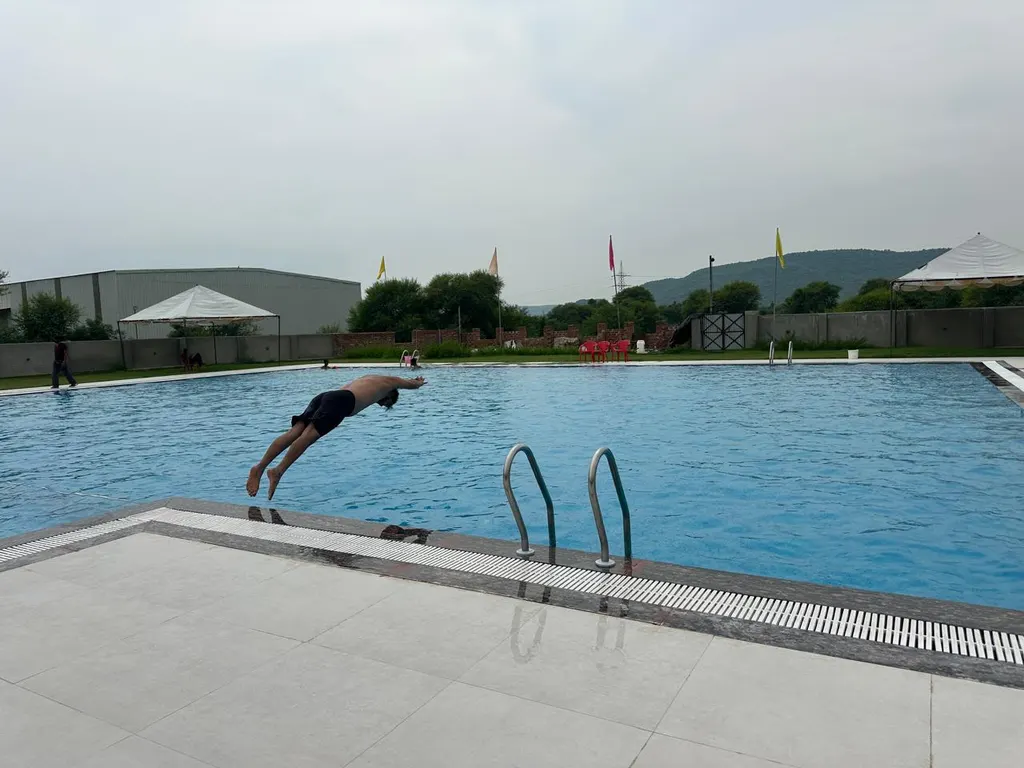 Narayani resort and swimming pool — Swimming in Amer