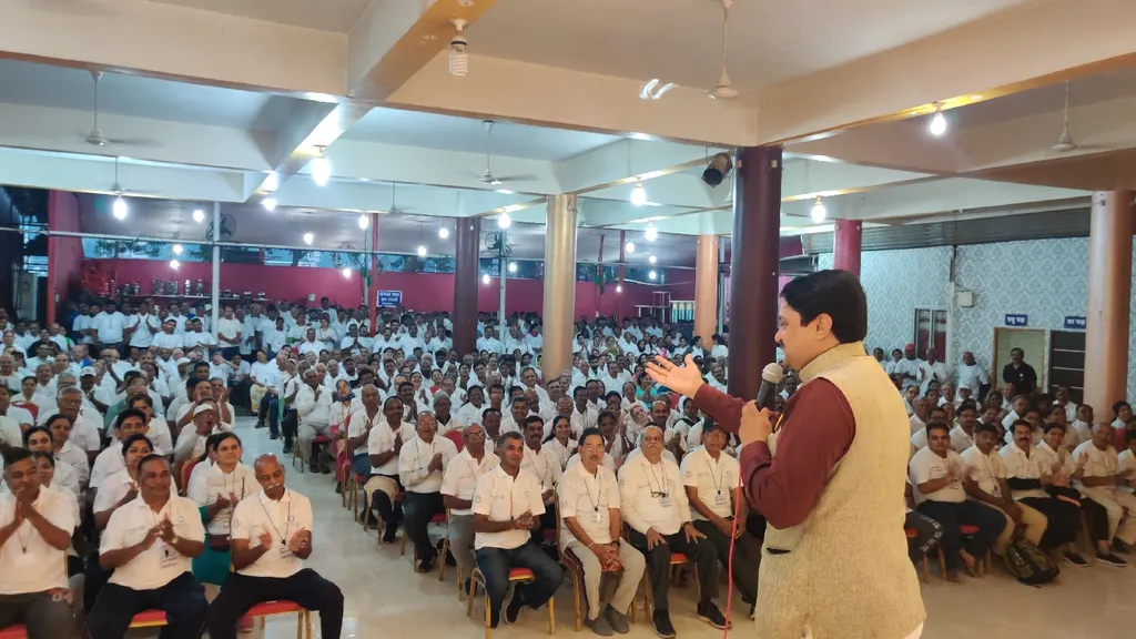 Makarand Tilloo — Yoga in Shivajinagar