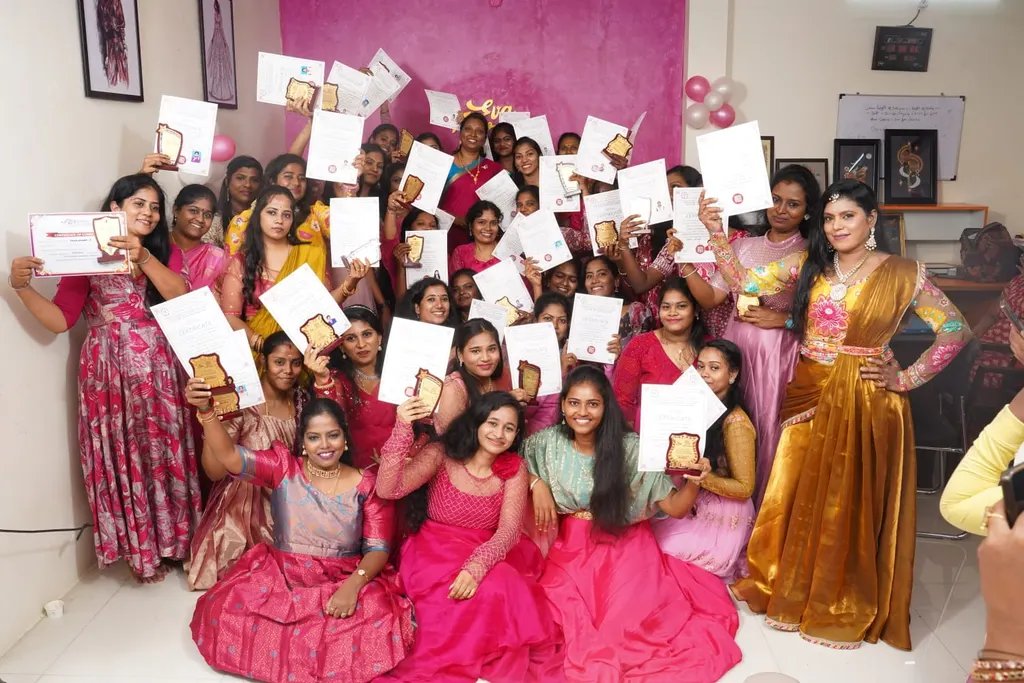 Eva fashion designer — Art & Craft in Perambur