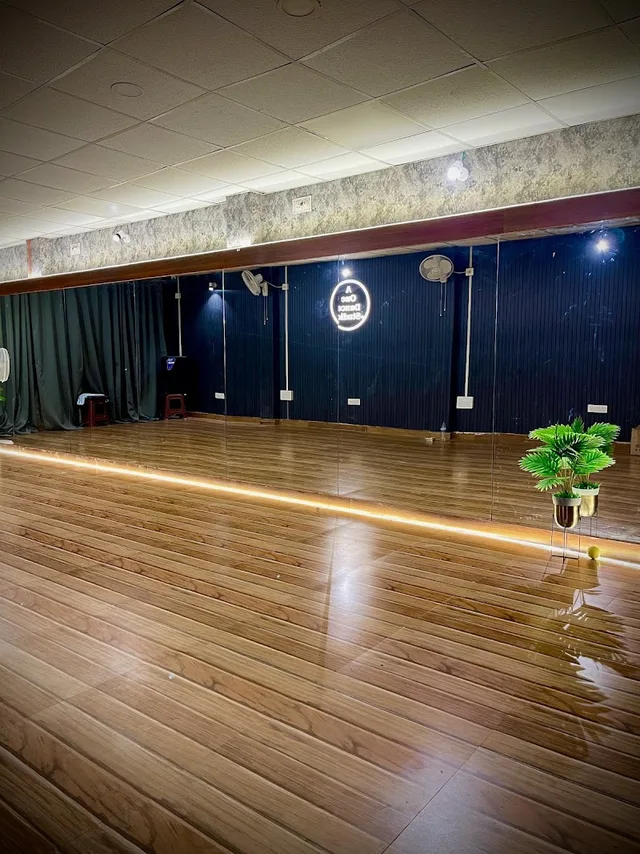 A one dance studio — Dance in New Barhi Toli