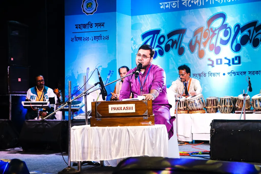 Robir Aaloy — Music in Behala