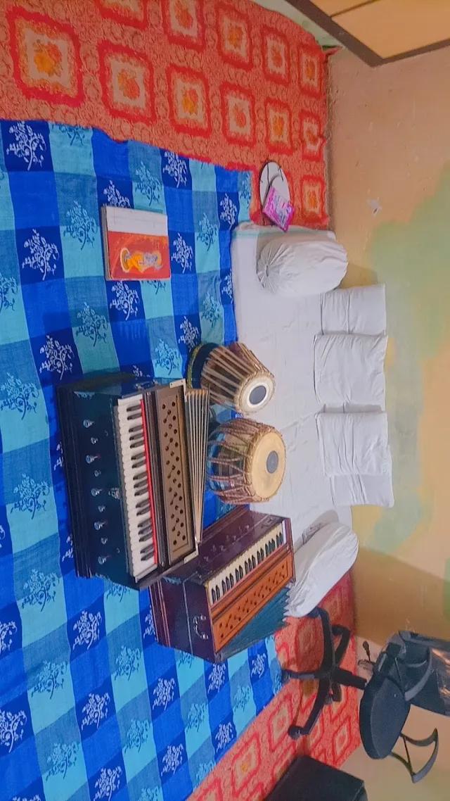 Start guitar classes — Music in Bhojuveer