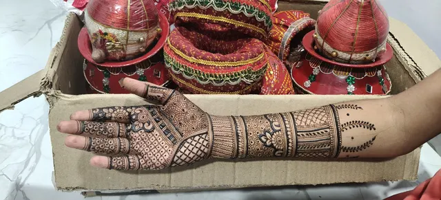 Ashmira professional mehendi artist and classes — Art & Craft in Wagholi