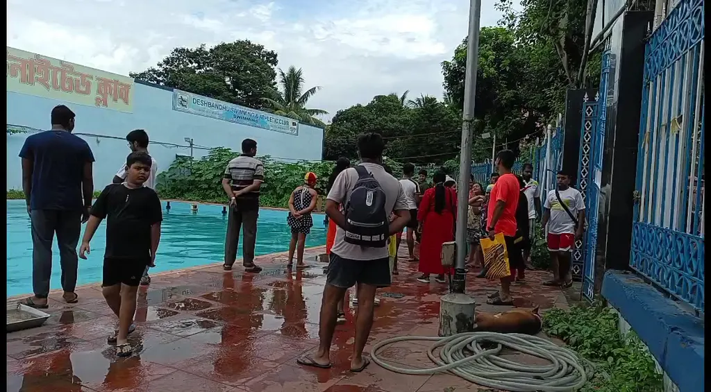 The Hatkhola Club — Swimming in Deshbandhu Park