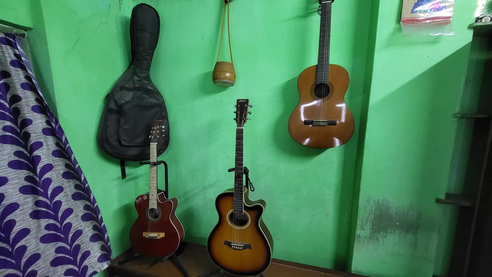 অয়ন গীটার টিউটর (অয়ন কর) — Music in Garden Reach, Kolkata